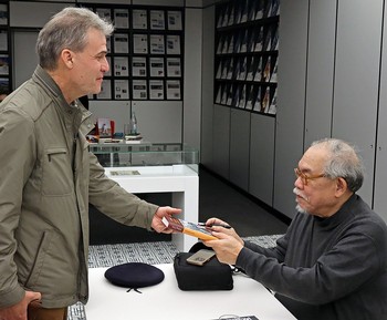 Nach der Literaturpflaster-Lesung besteht wie gewohnt die Möglichkeit, mit dem weit gereisten Schriftsteller, diesmal Jose Dalisay, ins Gespräch zu kommen und sich eines seiner Werke signieren zu lassen. (Foto: Jens Gesper)