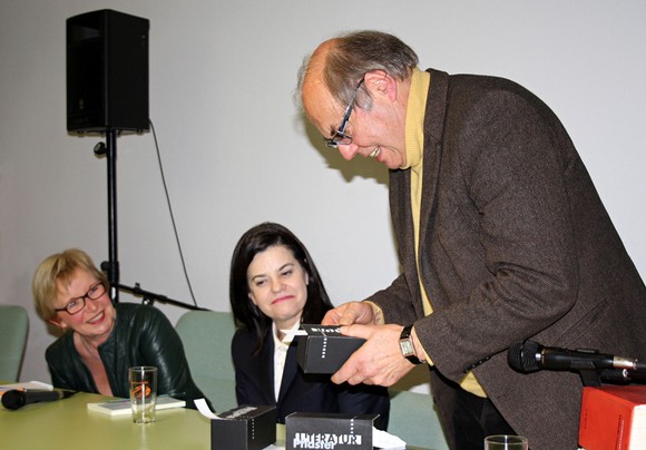 Mit dem Geschenk eines Literaturpflaster-Steines machte Otto Marburger der brasilianischen Autorin Patrícia Melo (Mitte) eine ganz besondere Freude. (WIPO-Foto: Anna Lena Krämer)