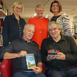Bettina Born (links hinten) vom Literaturpflaster-Organisations-Team und Autor Joscha Remus (rechts vorn) freuten sich, dass Hubert Kienzle, Claudia Schwarz und Saskia Bald vom Sanitätshaus Kienzle auch diesmal wieder perfekte Lesungs-Gastgeber waren.