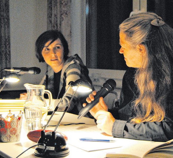 Die Autorin Iunona Guruli (links) ist beim Literaturpflaster im Abenteuerdorf Wemlighausen zu Gast und präsentiert Auszüge aus ihrem ersten Buch. Rikarde Riedesel moderiert die Lesung. (WP-Foto: Carolin Battenfeld)