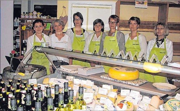 Silvia Dickel (2. v. l.) und ihr Team boten eine Käseverkostung mit Spezialitäten aus den Niederlanden an. (Foto: SZ)