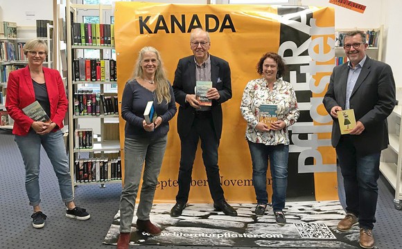 Bettina Born (BLB-Tourismus), Rikarde Riedesel (Stadt Bad Berleburg), Otto Marburger, Heidi Haswell-Lückel (VHS) und Bürgermeister Bernd Fuhrmann (von links) freuen sich auf das Literaturpflaster. (WP-Foto: Lisa Klaus)