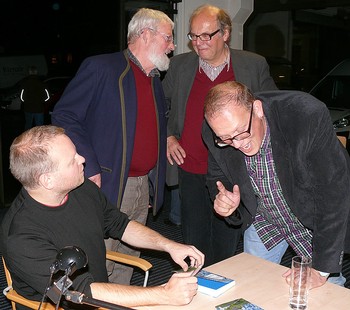 Kristof Magnusson signiert sein Buch 'Gebrauchsanweisungen für Island'. (WP-Foto: Christiane Sandkuhl)