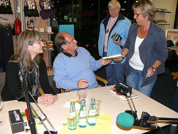 Raúl Argemí signierte nach der Lesung bereitwillig einige Exemplare seines aktuellen Romans 'Und der Engel spielt dein Lied'. (WP-Foto: Christiane Weinhold)