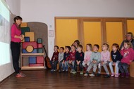Kindergarten-Lesung: 'Der Hühnerdieb' von Béatrice Rodriguez: Béatrice Rodriguez in der Kita Senfkorn, Foto: Jens Gesper