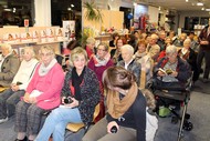 Lesung: 'Larung' von Ayu Utami, Publikum im Sanitätshaus Kienzle, Foto: Jens Gesper