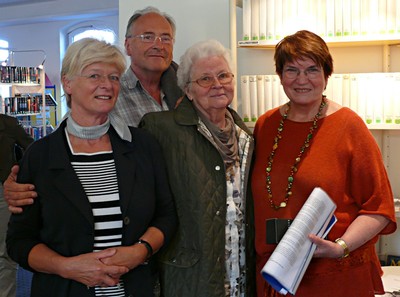 Die Bad Laaspher Märchenerzählerin Katja Heinzelmann (r.) war hoch erfreut über das Interesse der zahlreichen Zuhörer zum Vortrag der neuseeländischen Märchen in der Bad Berleburger Stadtbücherei. (WP-Foto: Christiane Sandkuhl)