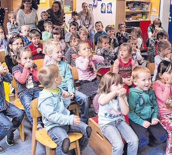 Gespannt waren die Kinder in Raumland ins Geschehen abgetaucht – und fieberten mit Hund Quembus mit. (SZ-Foto: Timo Karl)