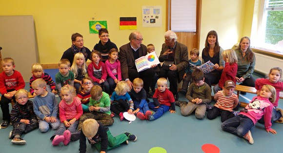 Der brasilianische Kinderbuchautor Ziraldo erzählte gestern im AWo-Kindergarten Arfeld (im Bild) und zuvor im evangelischen Kindergarten Girkhausen seine Geschichte vom Farbstreifen Flicts. (SZ-Foto: Julia Göttert)