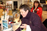 Lesung: 'Larung' von Ayu Utami, Büchertisch der Buchhandlung MankelMuth mit Monika Schröder und Marion Linde, Foto: Jens Gesper