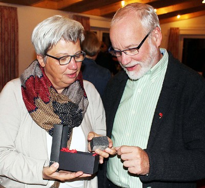 Auch Superintendent Stefan Berk, hier mit Ehefrau Uli, erhielt als Hausherr im Abenteuerdorf Wittgenstein nach der Lesung einen der begehrten Literaturpflastersteine. (Foto: Jens Gesper)