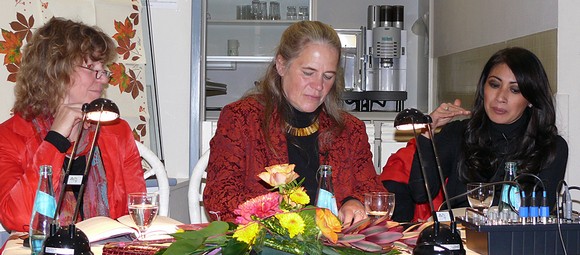 Die indonesische Autorin Laksmi Pamuntjak stellt ihren ersten Roman 'Alle Farben Rot' in der Cafeteria der Odebornklinik vor. Die Lesung moderiert Rikarde Riedesel (Mitte), Marlen Jordan (links) ist die deutsche Stimme. (WP-Foto: Christiane Sandkuhl)