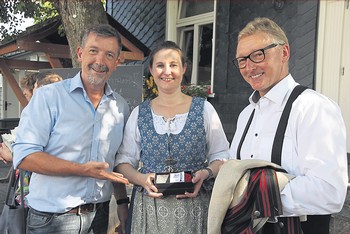 Der erste Literaturpflaster-Stein ging an die Eheleute Benkendorf. (WIPO-Foto: M. Fettig)