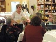 Käseverkostung im 'naturale – der Bioladen': Bistro im Ladenlokal - Silvia Dickel bei der Präsentation; Foto: Irmtraud Treude (WP)