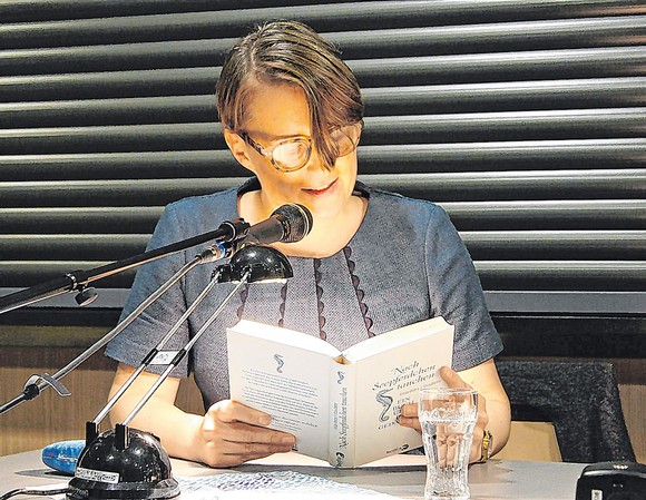 Ylva Østby las die Passagen aus ihrem Buch 'Nach Seepferdchen tauchen' während der Lesung sogar auf Deutsch: 'Ein bisschen kann ich mich noch an die Sprache erinnern ...' (SZ-Foto: Sarah Benscheidt)