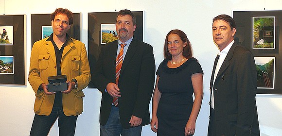 Michael Agel (l.) hat Bilder über Island in Berleburg hinterlassen. Bürgermeister Bernd Fuhrmann (2. v. l.), Stadtarchivarin Rikarde Riedesel, sowie Kurator Matthias Wagner K waren begeistert von der Fotoausstellung im Museum der Stadt. (WP-Foto: Christiane Sandkuhl)