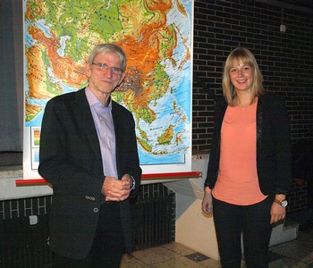 Referent Prof. Ulrich Scholz und Franziska Müller, gebürtige Berleburgerin und heute Referendarin in Wiesbaden, stellten sich für das SZ-Foto vor eine Asienkarte. (SZ-Foto: Guido Schneider)