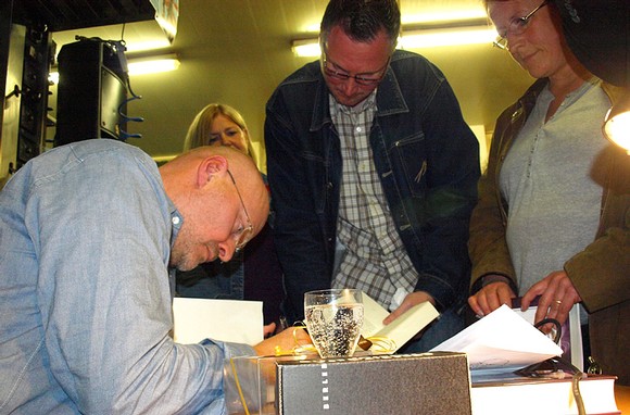 Nach der Lesung in der Backstube des Berleburger Cafés Wahl nahm sich Hallgrimur Helgason Zeit, seine Bücher zu signieren. (SZ-Foto: Guido Schneider)