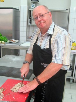 Hobbykoch Karl-Heinz Roth aus Netphen beim Kochkurs "Niederländisch" im Rahmen des Berleburger Literaturpflasters 2016 am 12. September in der VHS Berleburg. Kursleiter war Hans-Christian Radenbach. (WP-Foto: Patrick Friedland)