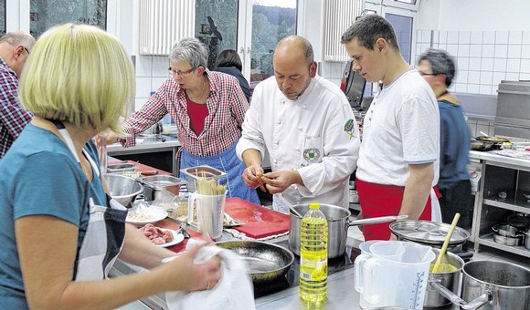 Profi-Tipps von Hans-Christian Radenbach, wie man das Fleisch korrekt auf die Holzspieße steckt. Die sollten vor dem Gebrauch übrigens gewässert werden, damit sie nicht anbrennen. (WP-Foto: Christiane Sandkuhl)