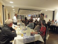 Spezialitätenabend 'Flandern und Niederlande' vom Restaurant-Hotel 'Alte Schule': die Gäste lassen sich die Köstlichkeiten aus den Nachbarländern munden; Foto: Irmtraud Treude (WP)