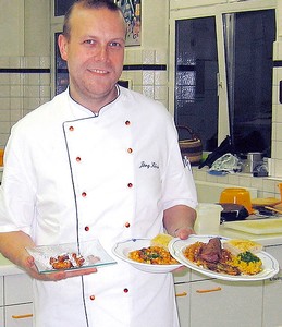 Mit Orangensirup-Spritzkuchen, Roter Linsensuppe und selbstgemachtem Fladenbrot sowie Lammrücken an Spitzkohl, Zucchinipuffern und Kichererbsenpüree beglückte Jörg Klein seinen Kurs. (SZ-Foto: Jens Gesper)