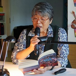 Das Publikum bei der Literaturpflaster-Lesung hörte von Candy Gourlay auch etwas auf Englisch aus ihrem Roman „Wild Song“.