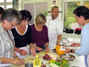 Gemeinsam entdeckten zwölf Teilnehmer des Kochkurses 'China', der im Rahmen des Berleburger Literaturpflasters unter der Leitung von Küchenchef Jörg Klein stattfand, den Reiz der chinesischen Küche. (WIPO-Foto: Anna Lena Krämer)