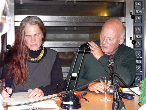 Lloyd Jones (r.) 'heizte' in der Backstube des Café Wahl seinen Zuhörern mit 'Die Frau im blauen Mantel' gedanklich ordentlich ein. Stadtarchivarin Rikarde Riedesel diskutierte die Hintergründe seines Romans und brachte dem Publikum die Arbeitsweise des Autors nahe. (WP-Foto: Christiane Sandkuhl)