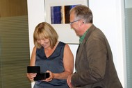 Ausstellung 'Phantasie und Geschichte - Illustratoren aus Flandern und den Niederlanden' von Charlotte Dematons, Ann de Bode und Peter Goes: Christoph Haupt überreicht den Literaturpflasterstein an Ann De Bode Illustratorin aus Flandern; Foto: Jens Gesper