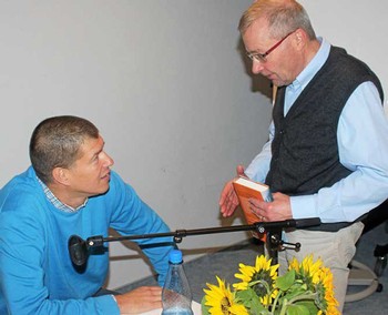 Nach der Lesung im Abenteuerdorf gibt es für die Zuhörenden noch die Möglichkeit, sich den Roman von Goran Vojnović signieren zu lassen. (Foto: Jens Gesper)