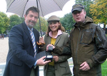 Der Dank für die tolle Unterstützung der Veranstaltergemeinschaft durch die Gastgeber: Bürgermeister Bernd Fuhrmann (l.) brachte Carina Axelsson und Prinz Gustav zu Sayn-Wittgenstein-Berleburg einen Literaturpflaster-Stein mit. (SZ-Foto: Martin Völkel)