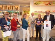 Pressekonferenz in der Kur-Apotheke, einem Veranstaltungsort des Berleburger Literaturpflasters, von links nach rechts: Bettina Born (BLB Tourismus GmbH), Sarah Hardt (BLB Tourismus GmbH), Marlen Jourdan (VHS Kreis Siegen-Wittgenstein), Karsten Wolter (Kur-Apotheke), Rikarde Riedesel (Stadt Bad Berleburg) und Otto Marburger (Kulturgemeinde), Foto: G. Langendorf (SZ)