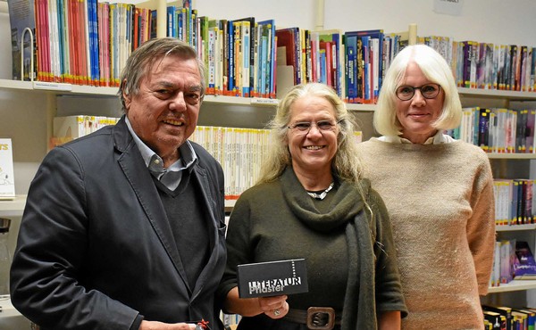 Am Ende eines gelungenen Literaturpflaster-Abends (von links): der slowenische Autor Drago Jančar, Organisatorin Rikarde Riedesel und 'deutsche Stimme' Christiane Biechele. (Foto: Claudia Irle-Utsch)