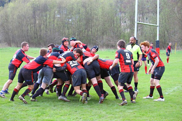 Ein Sport, bei dem es ordentlich zur Sache geht, aber stets fair bleibt: Rugby feiert im Rahmen des Literaturpflasters Premiere auf dem Berleburger Stöppel. (Foto: Veranstalter)