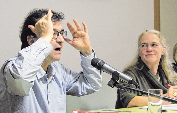 Er brachte viel spanisches Temperament mit nach Bad Berleburg: Schriftsteller Javier Cercas, hier mit Mitorganisatorin Rikarde Riedesel. (SZ-Foto: Martin Völkel)