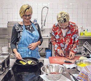 Mit viel Freude bereiteten Bettina Born (l.) und Margit Fischer die Auberginen vor. (SZ-Foto: Alexander Kollek)