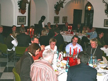 68 Gäste aus ganz Wittgenstein schwelgten im Foyer des Berleburger Schlosses in türkischen kulinarischen Köstlichkeiten. (WP-Foto: Christiane Weinhold)