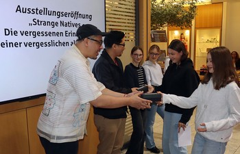 Literaturpflastersteine gibt es auch für die Künstler Paolo Herras (links) und Jerico Marte (Zweiter von links). (Foto: Jens Gesper)