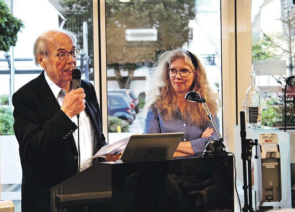 Am Donnerstagabend ist mit dem Vortrag von Andrine Pollen über die norwegische Literatur das 26. Berleburger Literaturpflaster gestartet. Otto Marburger von der Kulturgemeinde begrüßte dazu vorab herzlich. (SZ-Foto: Sarah Benscheidt)