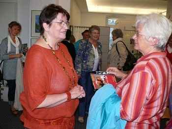 Im Anschluss an Katja Heinzelmanns (l.) isländische Märchenerzählungen beim Literaturpflaster ergaben sich mit der Bad Laaspherin noch 'sagenhafte' Publikumsgespräche. (WP-Foto: Christiane Sandkuhl)