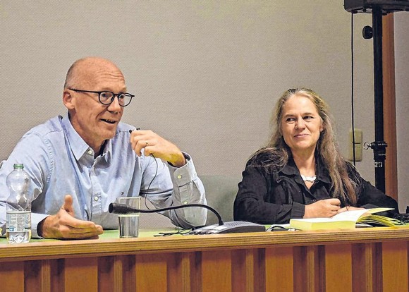 Rikarde Riedesel hat ihren Studienfreund Cay Rademacher zum Literaturpflaster eingeladen. Der Wahl-Franzose präsentierte in Bad Berleburg seinen neuen Capitaine-Roger-Blanc-Krimi: 'Gefährliche Côte Bleue'. (SZ-Foto: Ann Kathrin Berge)