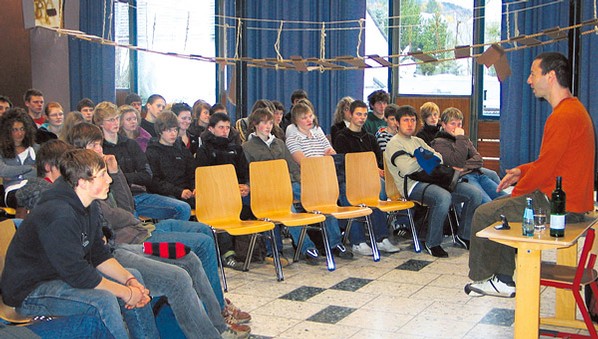 Zwar hatte sich nur einer der drei Deutsch-Literaturkurse des JAG mit 'Die Tochter des Schmieds' beschäftigt, aber das war kein Problem. So hörten die Elftklässler einfach andere Geschichten und stellten frei von der Leber weg ihre Fragen an den Autor. (SZ-Foto: Jens Gesper)