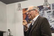 Lesung: 'Sterns Weg' von Thomas Heerman van Voss; Otto Marburger (Kulturgemeinde Bad Berleburg) begrüßt das Publikum; Foto: Jens Gesper