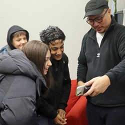 Gern wollten die Jugendlichen das Selfie-Foto des Graphic-Novel-Workshops sehen, das Paolo Herras in die Welt geschickt hatte.