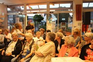 Vortrag: 'Dit is wat we delen - Literatur aus Flandern und den Niederlanden zwischen 1993 und 2016' von Prof. Dr. Jan Konst: Publikum in der Kur Apotheke; Foto: Rikarde Riedesel