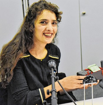 Bei ihrer Lesung im Ejot-Labor nimmt Nana Ekvtimishvili den Literatur-Pflasterstein entgegen. (WP-Foto: Christoph Haupt)