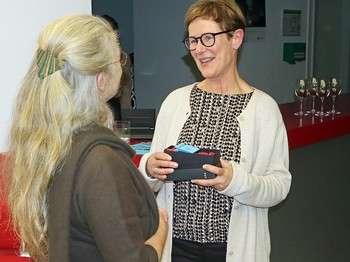 Gern nimmt Anke Zinkann (rechts) von der Firma EJOT den Literaturpflasterstein aus den Händen von Hauptorganisatorin Rikarde Riedesel in Empfang. Auch in diesem Jahr ist das Foyer der EJOT-Holding wieder ein perfekter Lesungsort. (Foto: Jens Gesper)