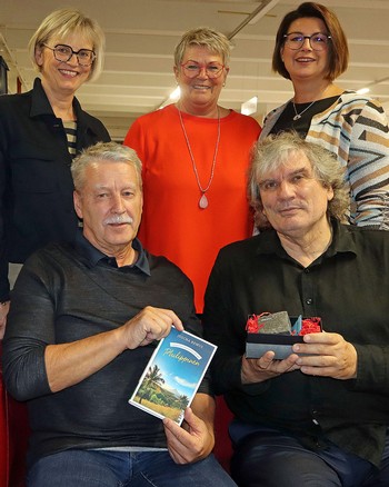 Bettina Born (links hinten) vom Literaturpflaster-Organisations-Team und Autor Joscha Remus (rechts vorn) freuen sich, dass Hubert Kienzle, Claudia Schwarz und Saskia Bald vom Sanitätshaus Kienzle auch diesmal wieder perfekte Lesungs-Gastgeber sind. (Foto: Jens Gesper)