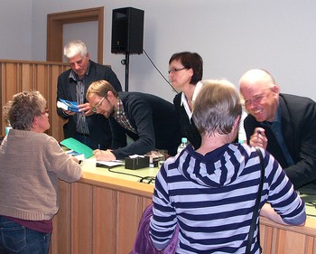 Nach der Lesung signierten die Autoren gerne ihre Bücher. (SZ-Foto: Dr. Volker Gastreich)